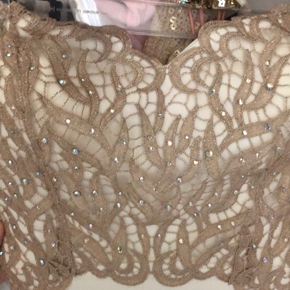 Stunning white and gold gown - Picture 4 of 6